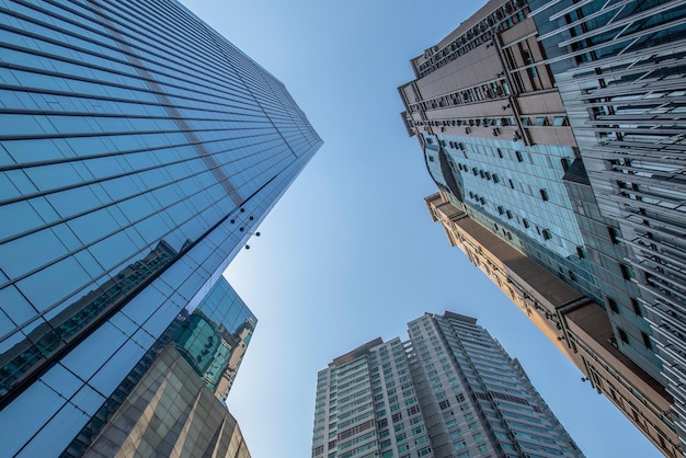 Vista de ângulo baixo de edifícios modernos contra um céu claro