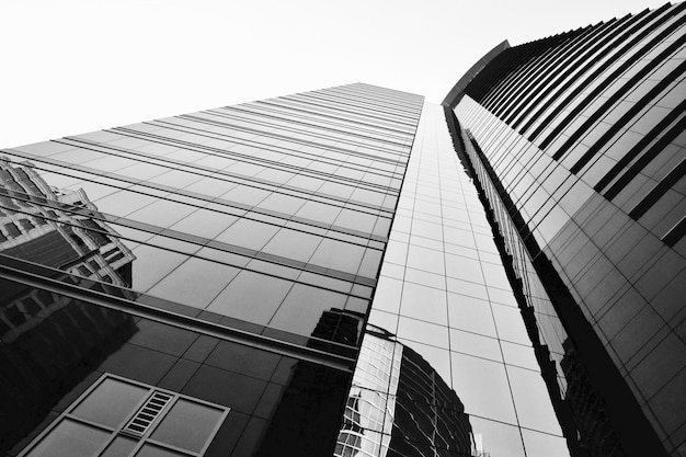 Vista de ângulo baixo de edifícios modernos contra um céu claro