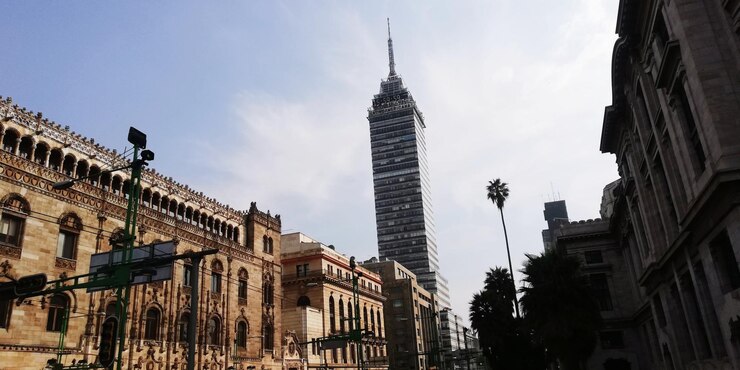 Foto vista de ângulo baixo de edifícios na cidade contra o céu