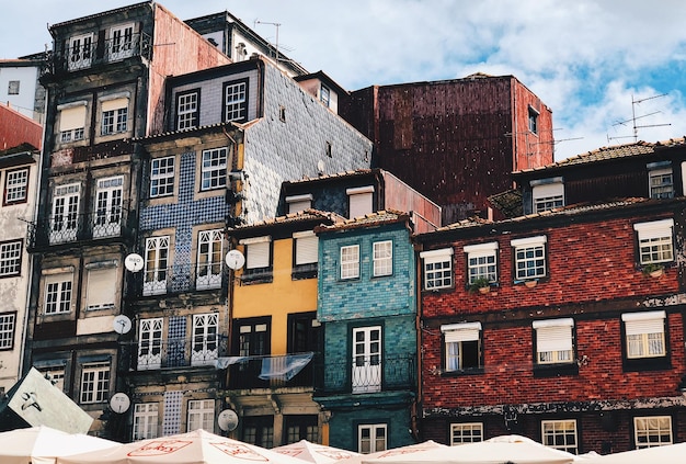 Vista de ângulo baixo de edifícios na cidade contra o céu