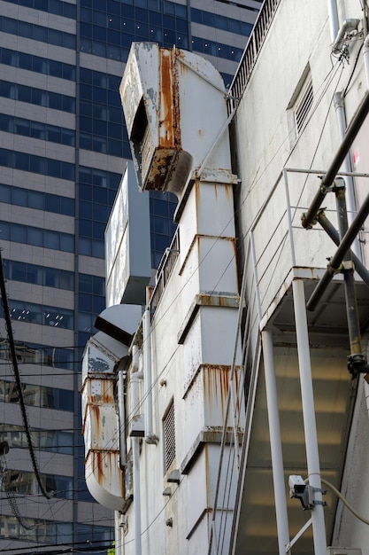 Vista de ângulo baixo de edifícios na cidade