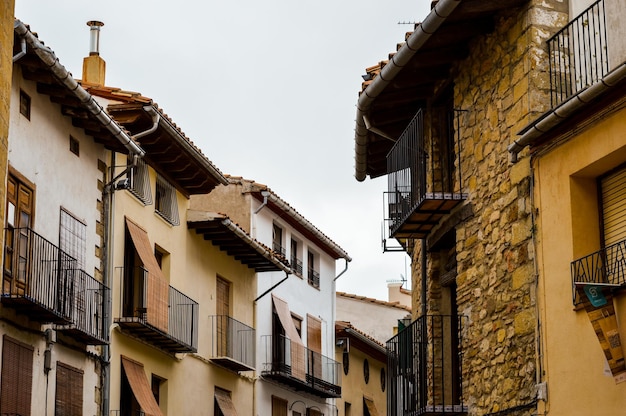 Vista de ângulo baixo de edifícios residenciais contra o céu.