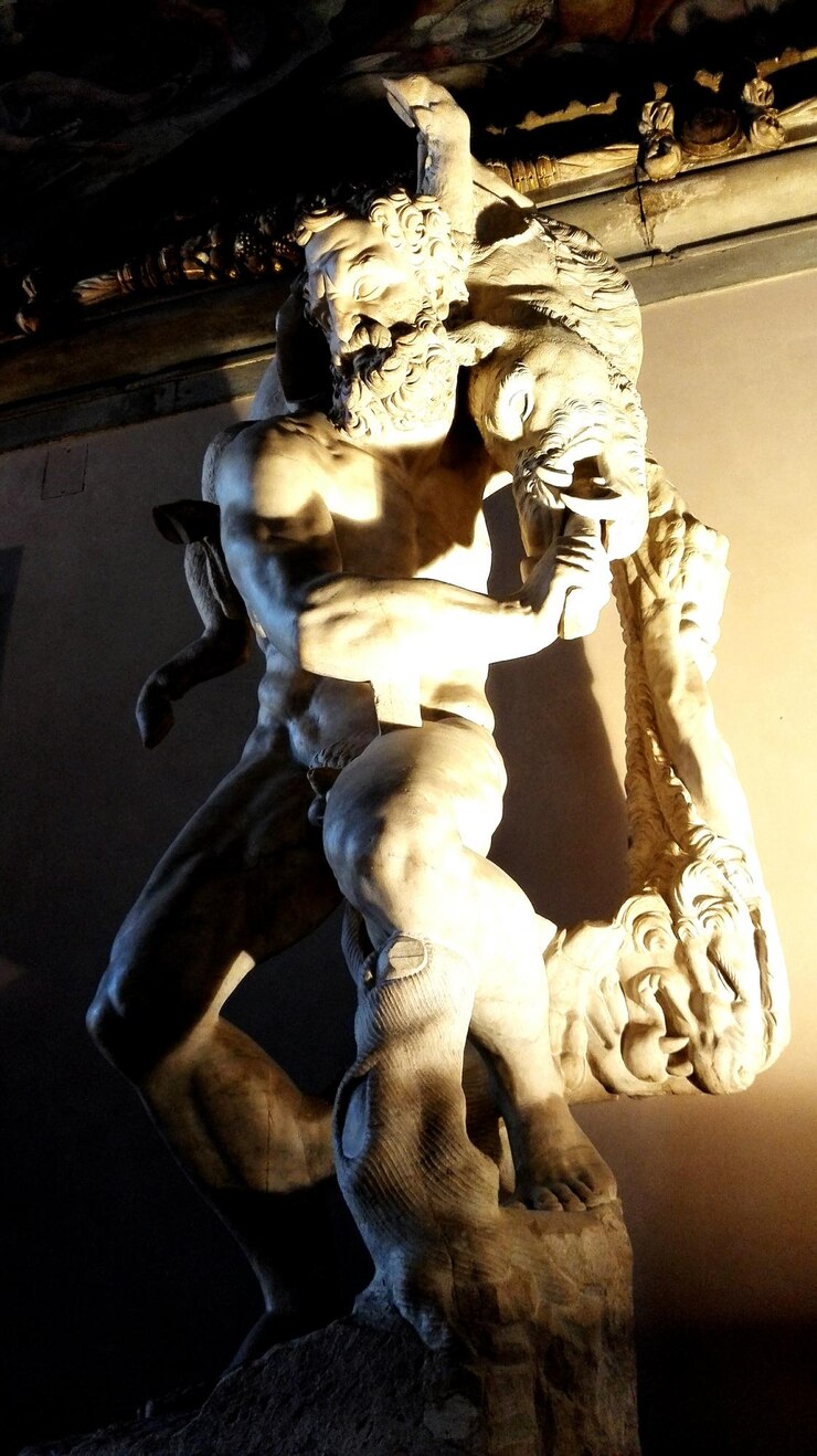Foto vista de ângulo baixo de esculturas contra o palazzo vecchio