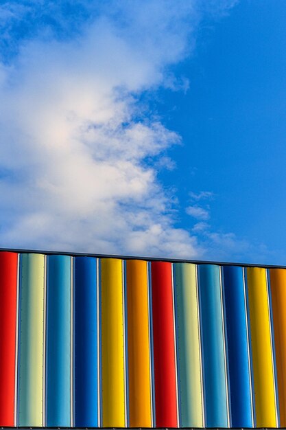 Foto vista de ângulo baixo de estrutura construída multicolorida contra o céu