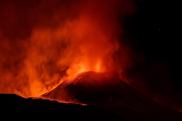 Foto vista de ângulo baixo de faíscas de fogo à noite