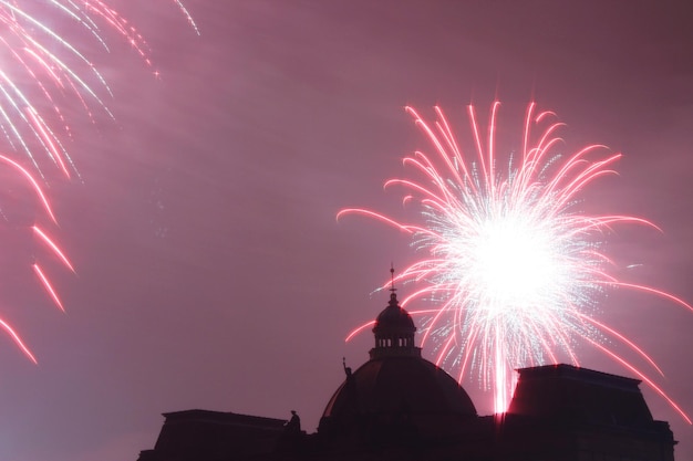 Vista de ângulo baixo de fogos de artifício contra o céu à noite