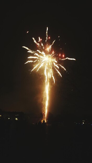 Foto vista de ângulo baixo de fogos de artifício contra o céu