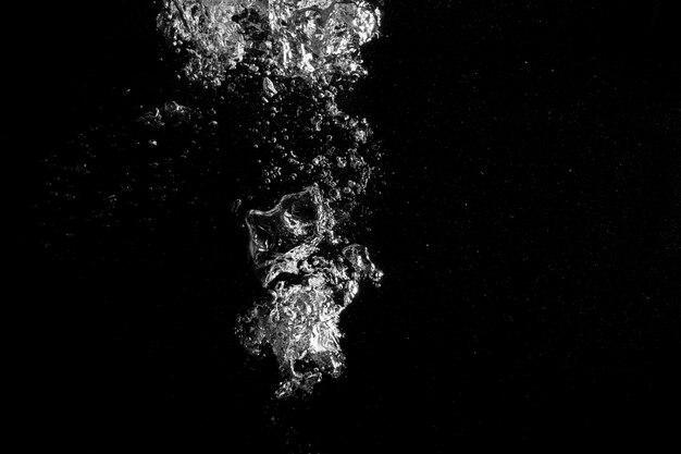 Foto vista de ângulo baixo de fogos de artifício nadando no mar