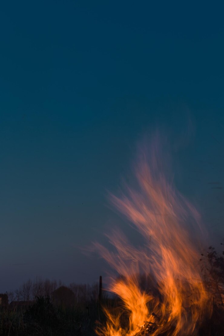 Foto vista de ângulo baixo de fogueira contra o céu à noite