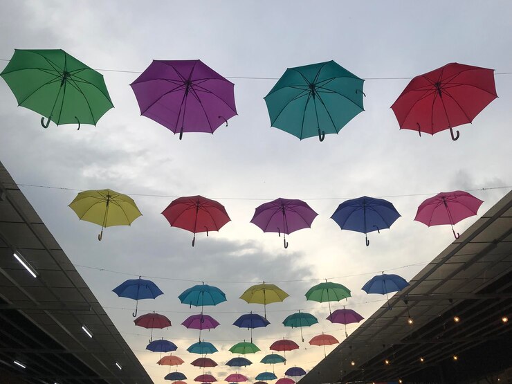 Foto vista de ângulo baixo de guarda-chuvas pendurados contra o céu