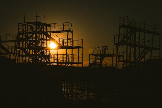 Foto vista de ângulo baixo de guindaste de silhueta contra o céu durante o pôr do sol