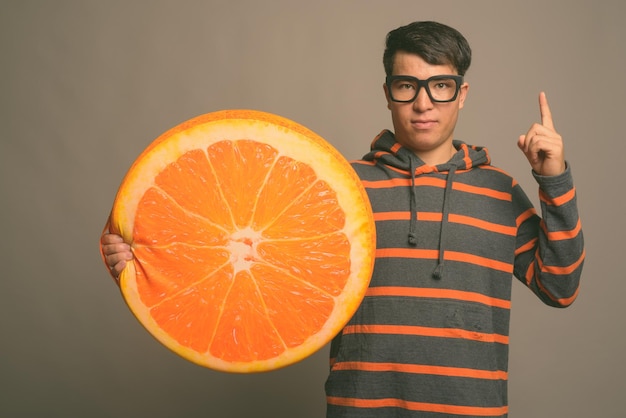 Foto vista de ângulo baixo de homem segurando laranja