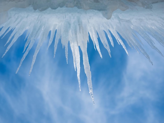 Foto vista de ângulo baixo de icebergs contra um céu nublado