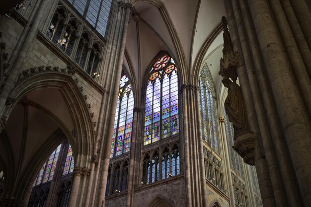 Foto vista de ângulo baixo de janela ornamentada na catedral gótica