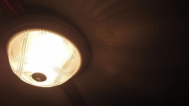 Foto vista de ângulo baixo de lâmpada iluminada no teto