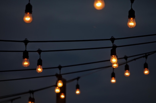 Vista de ângulo baixo de lâmpadas iluminadas contra o céu à noite