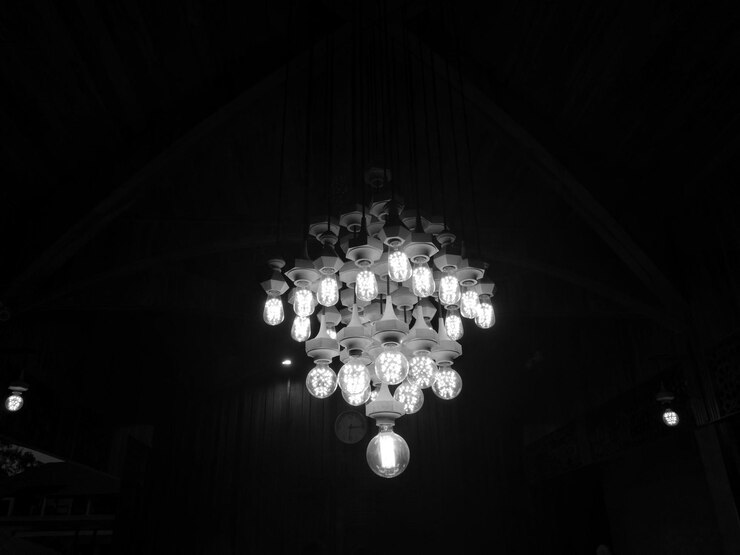 Foto vista de ângulo baixo de lâmpadas iluminadas penduradas no teto