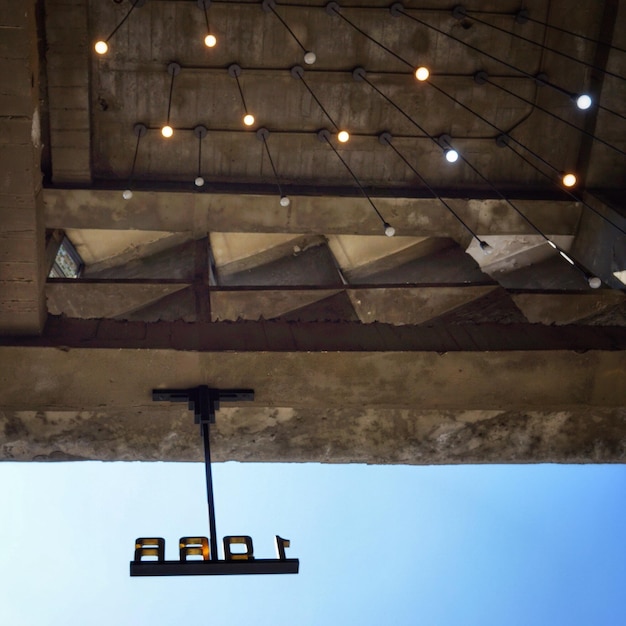 Foto vista de ângulo baixo de lâmpadas montadas no teto