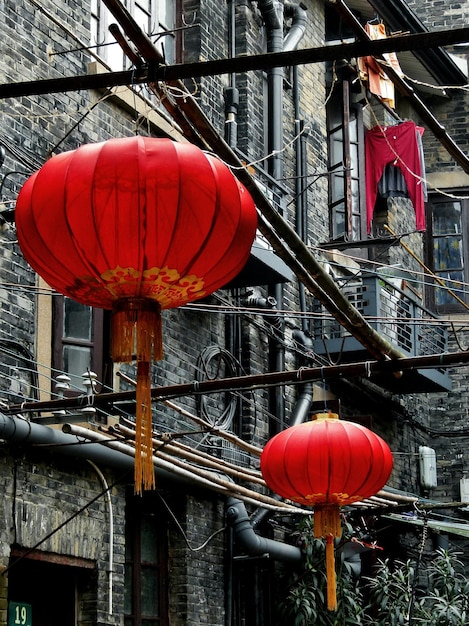 Vista de ângulo baixo de lanterna chinesa por edifício