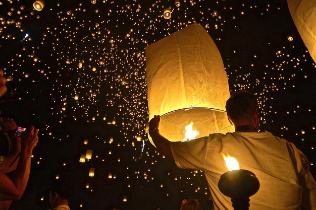 Foto vista de ângulo baixo de lanterna iluminada à noite