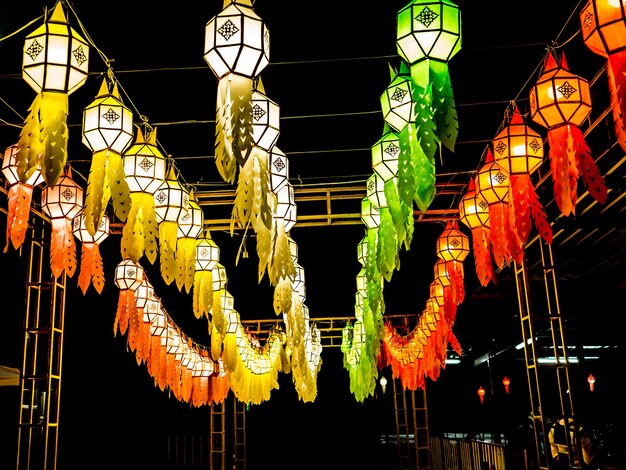 Vista de ângulo baixo de lanternas iluminadas penduradas à noite