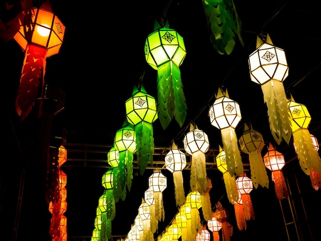 Vista de ângulo baixo de lanternas iluminadas penduradas à noite