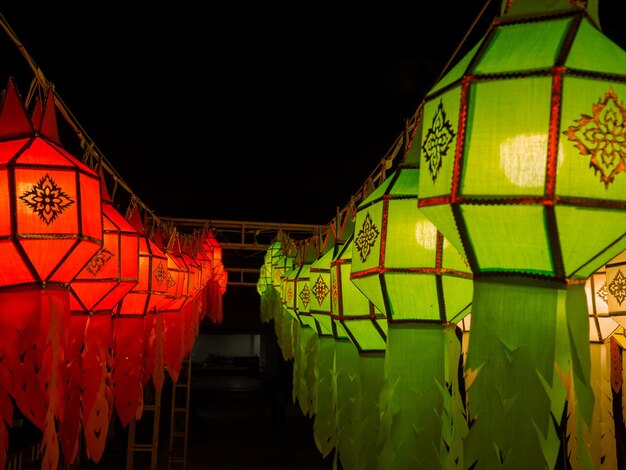 Vista de ângulo baixo de lanternas iluminadas penduradas à noite