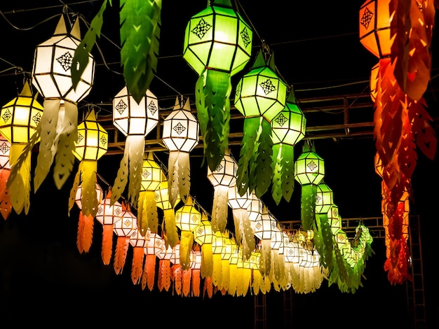 Vista de ângulo baixo de lanternas iluminadas penduradas à noite
