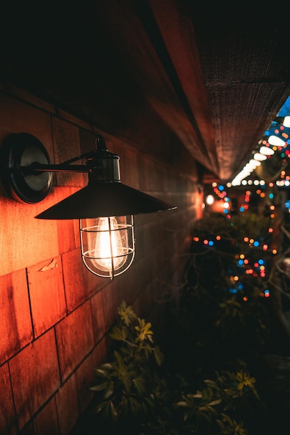 Foto vista de ângulo baixo de lanternas iluminadas penduradas na parede