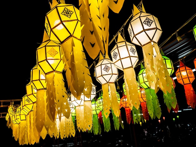 Vista de ângulo baixo de lanternas iluminadas penduradas no teto