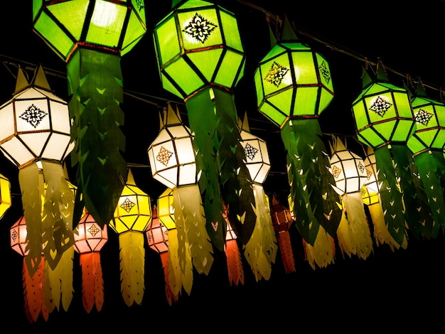 Vista de ângulo baixo de lanternas iluminadas penduradas no teto