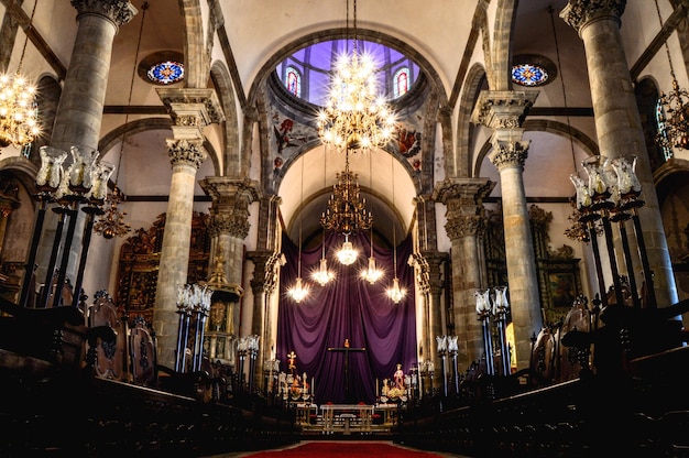 Vista de ângulo baixo de lustre iluminado na igreja