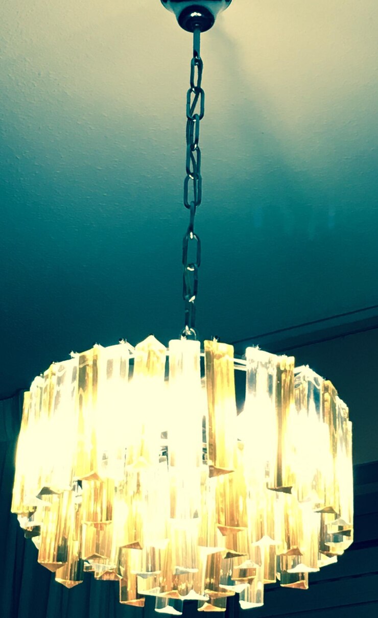 Foto vista de ângulo baixo de lustre iluminado pendurado no teto