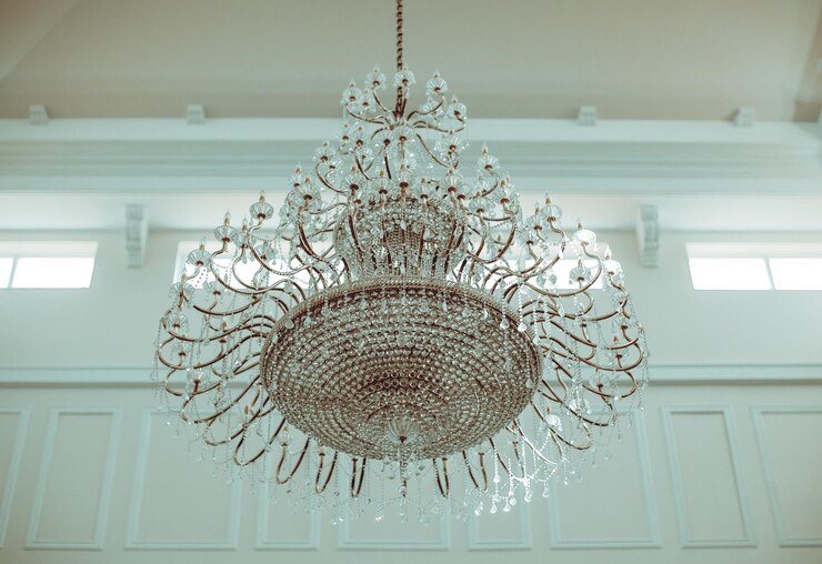 Foto vista de ângulo baixo de lustre pendurado em casa