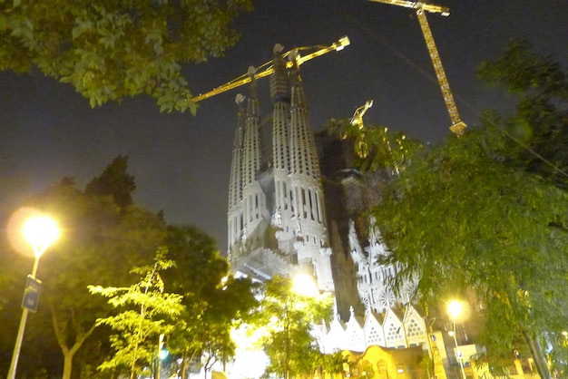 Vista de ângulo baixo de luz de rua iluminada à noite