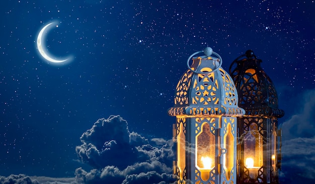 Vista de ângulo baixo de luz iluminada contra o céu à noite