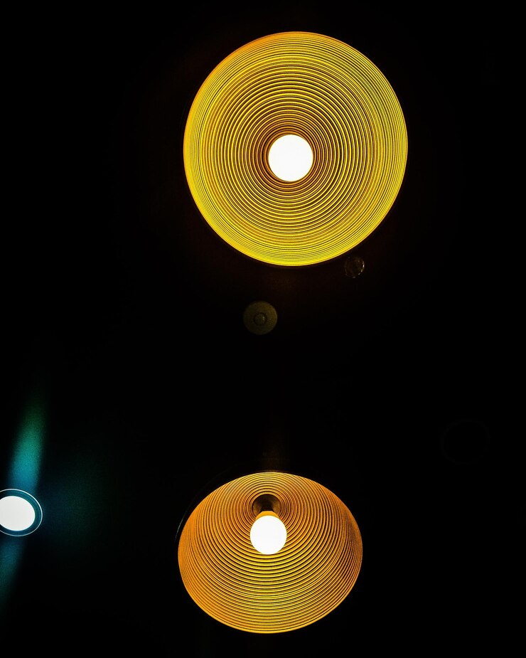 Foto vista de ângulo baixo de luzes pendentes iluminadas à noite
