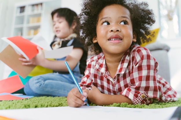 Vista de ângulo baixo de meninos estudando na escola