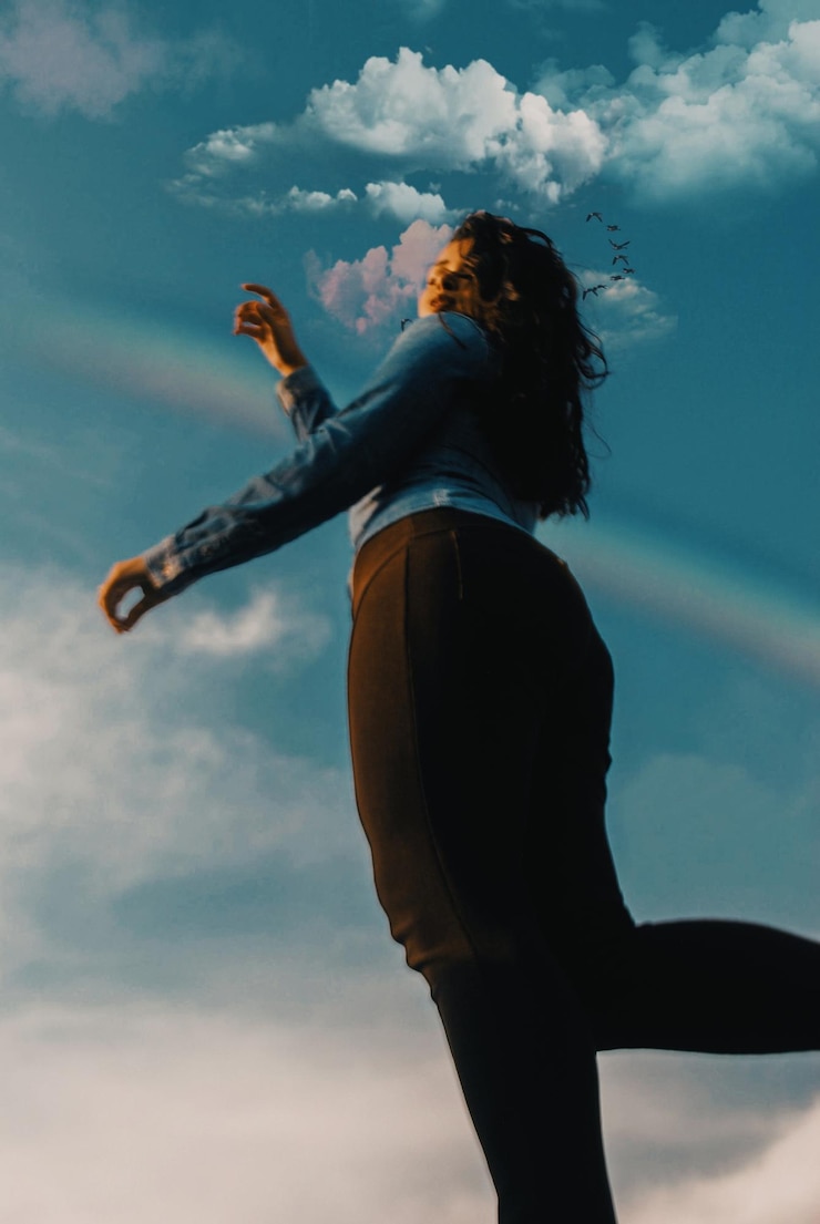 Foto vista de ângulo baixo de mulher brincando contra o céu