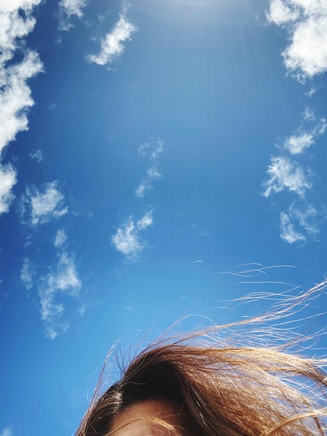 Foto vista de ângulo baixo de mulher contra o céu azul