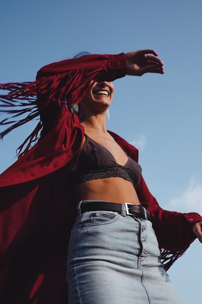 Foto vista de ângulo baixo de mulher de pé contra o céu