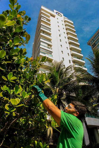 Foto vista de ângulo baixo de mulher de pé contra o edifício