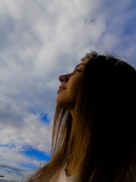 Foto vista de ângulo baixo de mulher olhando para o céu