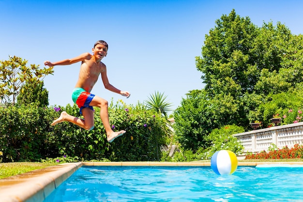 Foto vista de ângulo baixo de mulher pulando na piscina