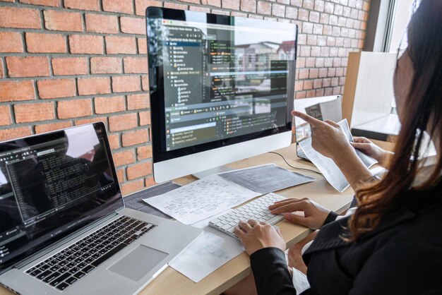 Foto vista de ângulo baixo de mulher usando laptop na mesa