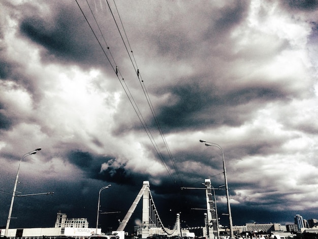 Vista de ângulo baixo de nuvens de tempestade sobre a ponte Krymsky