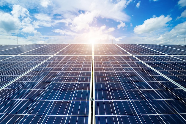 Vista de ângulo baixo de painéis solares contra o céu