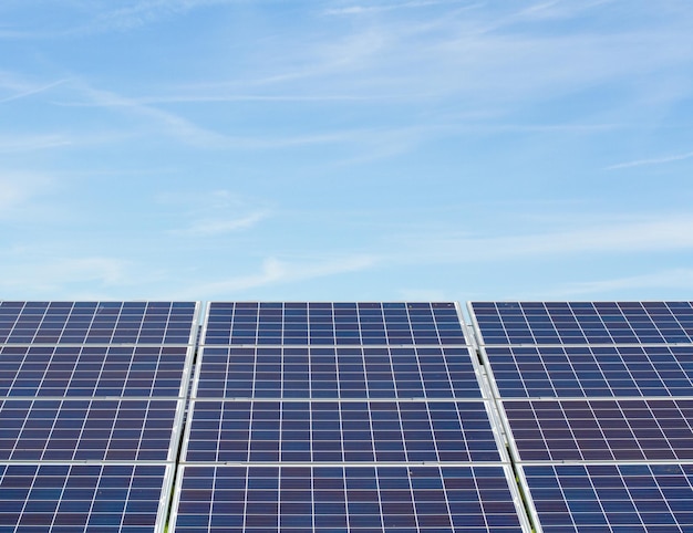 Vista de ângulo baixo de painéis solares contra o céu
