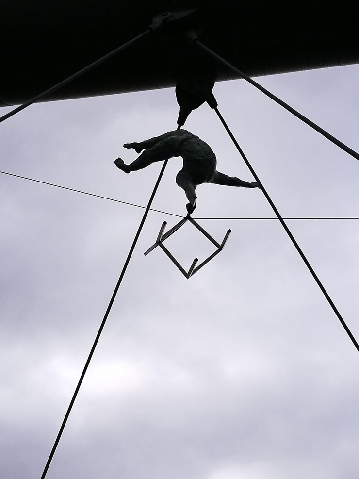 Foto vista de ângulo baixo de pessoa fazendo acrobacia contra o céu