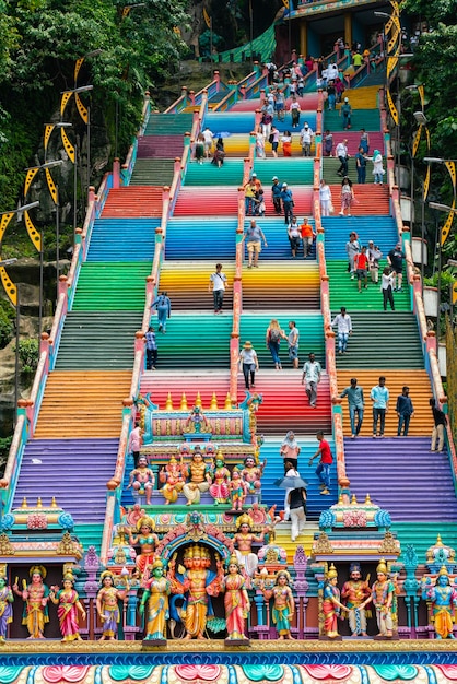 Foto vista de ângulo baixo de pessoas na escada colorida do templo